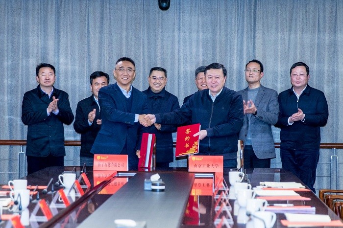 扬子石化与南京工大签约战略合作